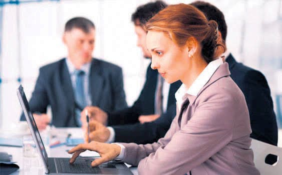 Customer using the Anadolu-Bank app